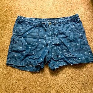 Stretchy jeans shorts with white design